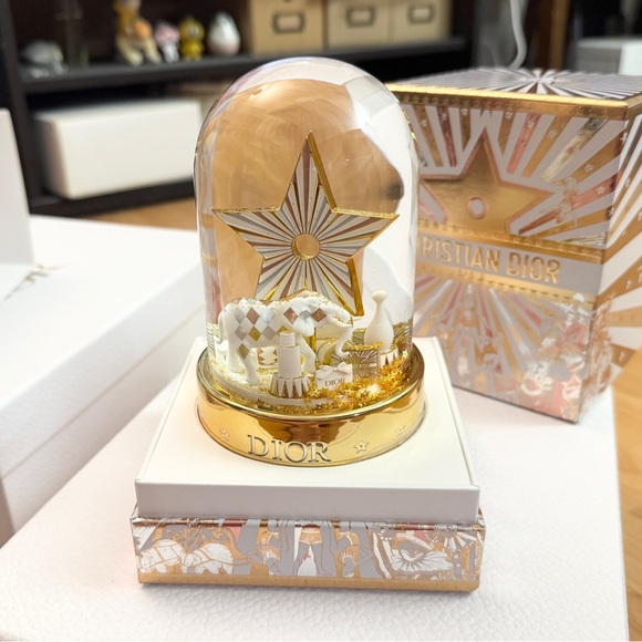 DIOR Holiday 2025 Snow Globe - Picture 2 of 7